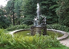 Jugendstilrunnen im Park von Burg Schlitz : Brunnen, Burg